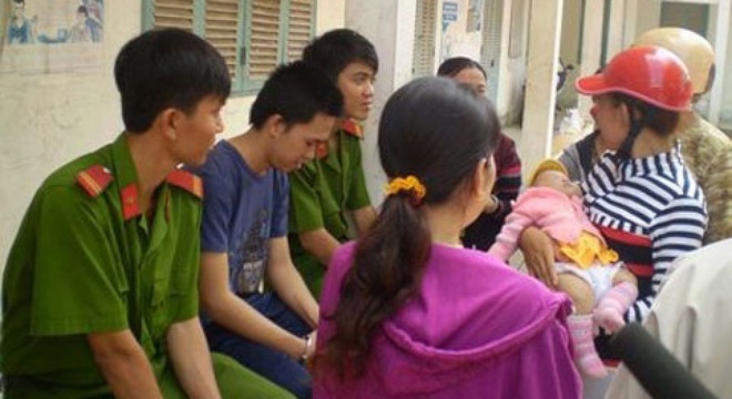 Bi kịch cô dâu 15 tuổi ẵm con đến tòa gặp 