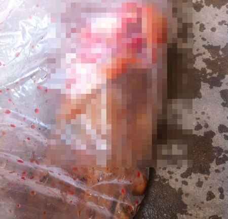 Xe khách chở bàn chân người dính đầy máu