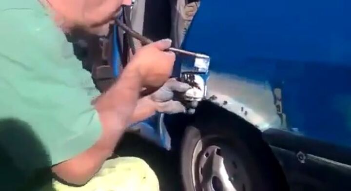 Độc đáo màn sơn ô tô bằng…miệng