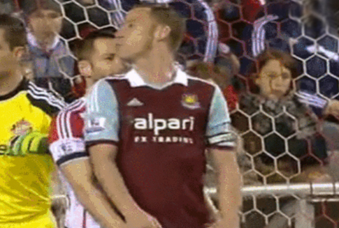 Hài hước: Cầu thủ West Ham hôn đối phương ngay trên sân