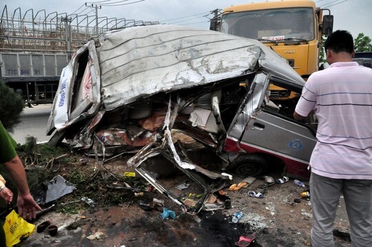 Xe tải tông nát xe khách, 12 người bị thương nặng