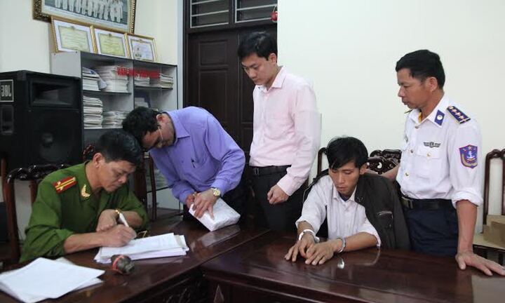 Giải cứu đồng đội cùng 4 bánh ma túy bằng...lựu đạn