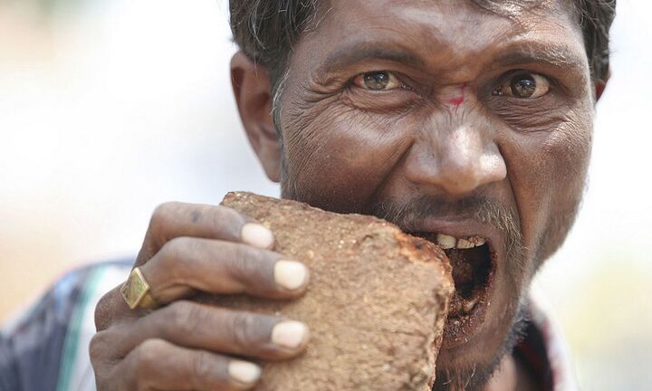 Kỳ lạ người đàn ông nghiện ăn gạch đá