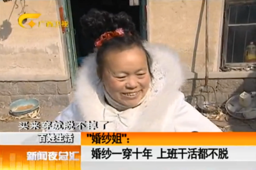 Chuyện về người phụ nữ ngày nào cũng mặc váy cưới