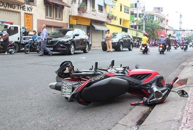 Xe máy tông xe ô tô đang quay đầu, 2 người nhập viện