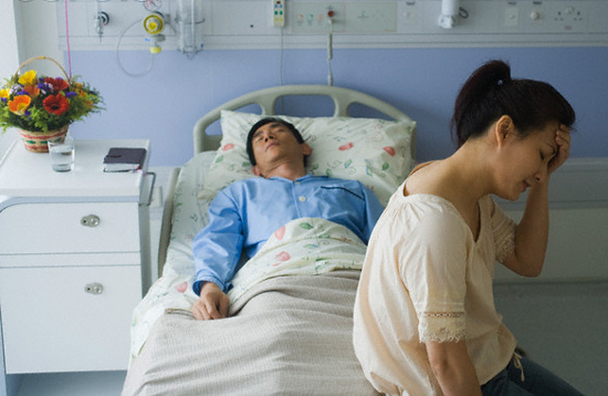 Có nên trốn chạy khỏi người chồng sống thực vật sau trăng mật?