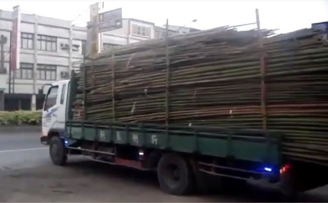 Ngả mũ màn trút hàng có một không hai của tài xế xe tải
