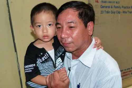  Bác sĩ giỏi của Mỹ khám cho bé bị cắt nhầm bàng quang