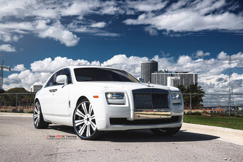 Siêu xe Rolls-Royce Ghost sang chảnh trong sắc trắng tinh khôi