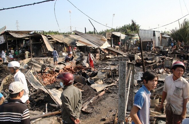 “Bà hỏa”thiêu rụi 35 sạp hàng, 37 phòng trọ tại Long An