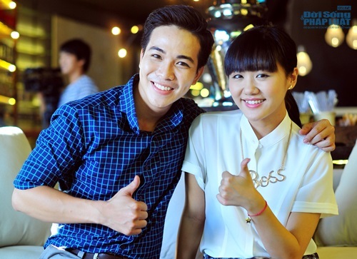 Văn Mai Hương thân mật bên trai lạ
