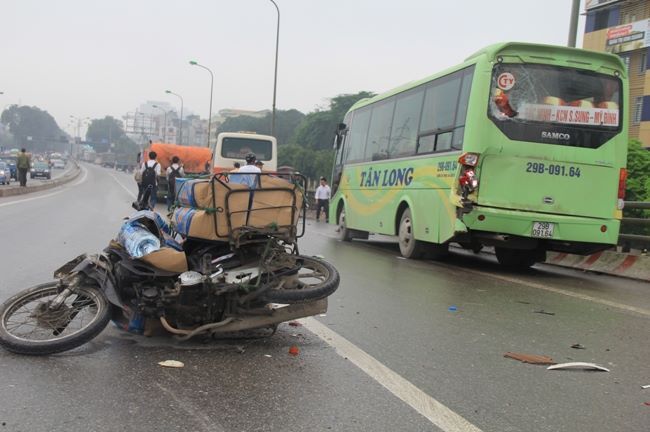 Hà Nội: Xe khách gây tai nạn liên hoàn, một người tử vong
