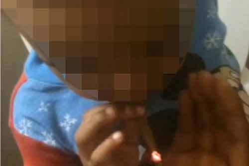 Truy tìm bố mẹ của em bé hút cần sa phì phèo như người lớn