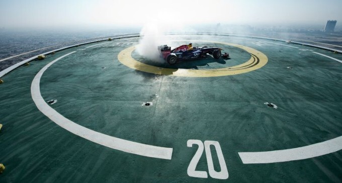 Huyền thoại David Coulthard cưỡi F1 “xé gió” tại khách sạn 7 sao