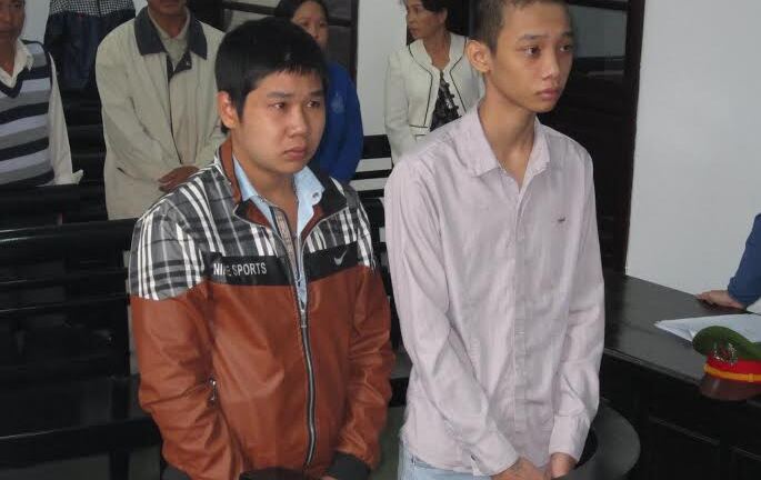 Cướp túi xách, lấy điện thoại làm quà tặng bạn gái