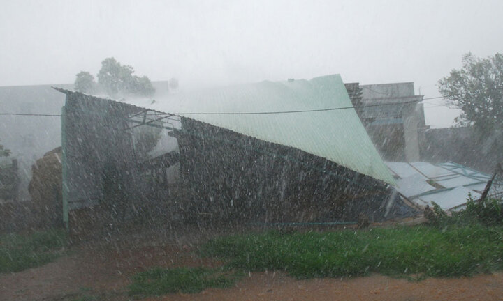 Lốc xoáy kèm mưa đá gây thiệt hại lớn ở Thanh Hóa