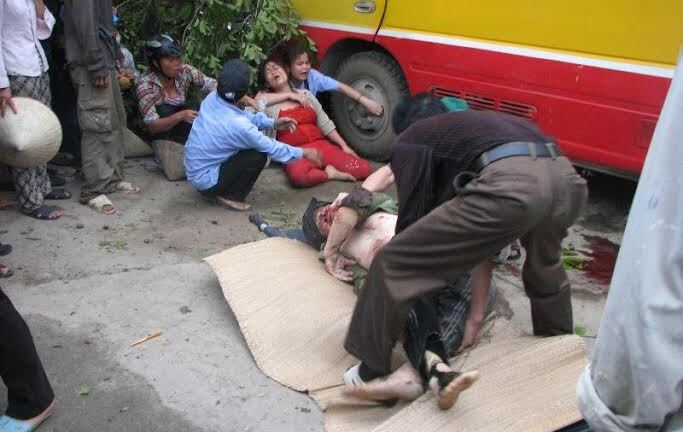 Tai nạn liên hoàn, xe bus tông chết 2 người