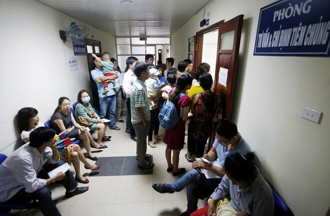 Dân Hà Nội đổ xô đưa con đi tiêm vắc xin sởi từ 6h sáng