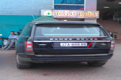 Phát sốt với siêu xe biển số “khủng” 88888 ở Nghệ An