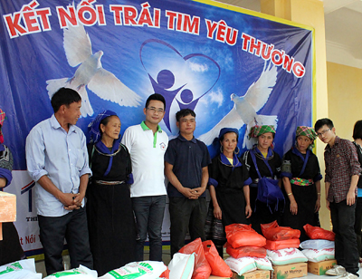 Về “đỉnh trời” La Pán Tẩn sẻ chia những yêu thương