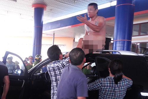 Tài xế xe khách khỏa thân, làm loạn tại cây xăng