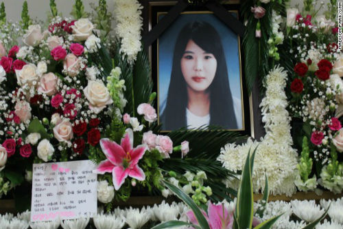 Đám tang nữ thuyền viên anh hùng trong vụ chìm phà Sewol