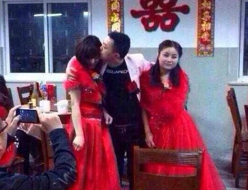 Vâng lời mẹ, chú rể cưới hai cô dâu cùng một lúc