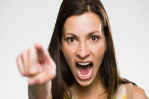 Vợ tôi tát bố chồng tới tấp vì đi vệ sinh không xả nước