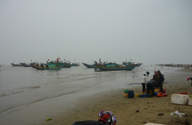 Thanh Hóa: Tàu chở 50 ngư dân bị sóng đánh chìm