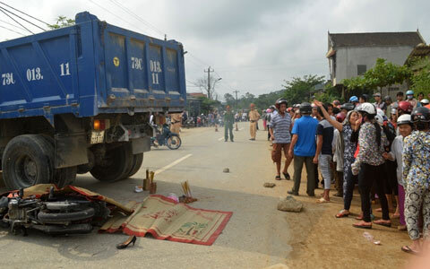Va chạm xe tải, 2 bố con chết thảm, mẹ nguy kịch