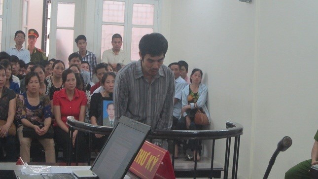 Bố vợ cầm dao đâm con rể trong ngày “lại mặt“