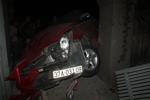 Xe “điên” lao vào nhà dân, 5 người nhập viện