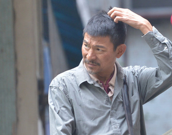 Lưu Đức Hoa ăn mặc lôi thôi, nhếch nhác xuất hiện giữa phố