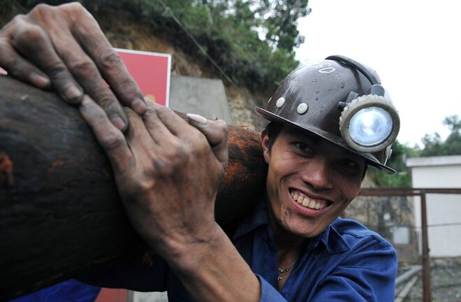 Nhọc nhằn đời thợ mỏ làm việc dưới lòng đất sâu hàng trăm mét