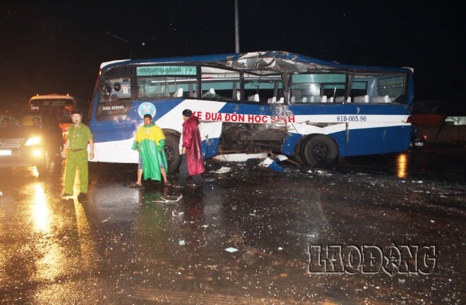 Gia Lai: Tai nạn kinh hoàng, xe khách đâm xe đưa đón học sinh