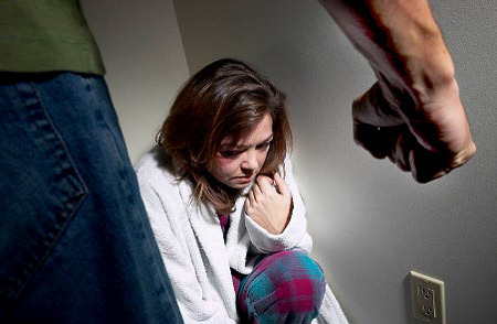 Mang thai 2 tháng, chồng ném thẳng mũ bảo hiểm vào người