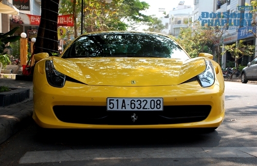 Bộ đôi siêu xe Ferrari 458 Italia gầm rú, “xào chẻ” trên phố
