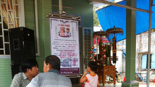 Giận chồng, người mẹ trẻ dùng dao rọc giấy cắt cổ con
