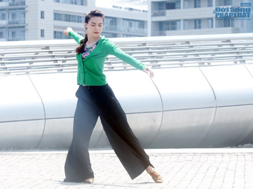Hồ Ngọc Hà múa liên tục dưới nắng gắt gần 40 độ