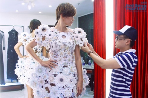 Công Trí nhờ Mâu Thủy thử đồ thiết kế trước khi đi Ý