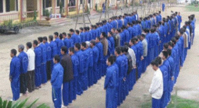 Dùng kéo khống chế cán bộ, 45 học viên trốn trại