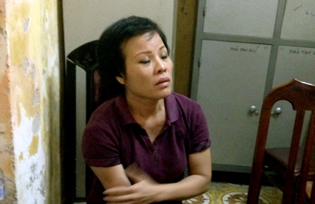 Hà Nội: Khởi tố phụ nữ hất cảnh sát giao thông lên nắp ca-pô 