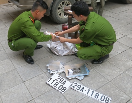 Hà Nội: Triệt phá “nhà máy” dập biển số “đẹp, độc, lạ”