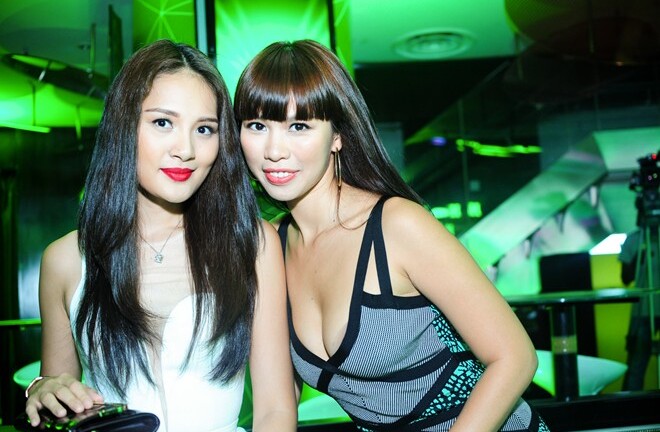 Hà Anh mặc sexy hội ngộ Hương Giang