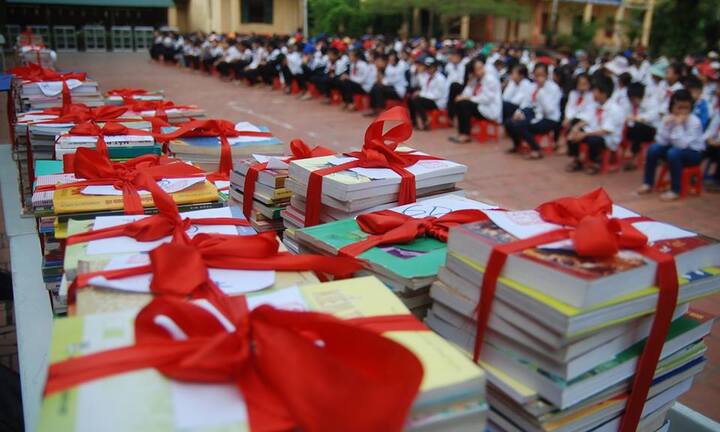 Đóng gần 100 tủ sách cho học sinh nghèo nông thôn, miền núi