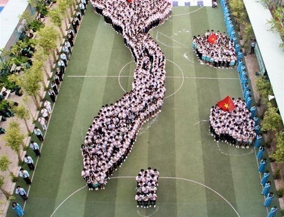 800 học sinh xếp hình nước Việt Nam chào cờ đầu tuần