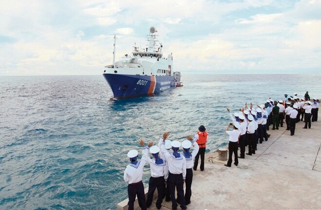 Đội tàu Việt Nam đối mặt với tàu Trung Quốc