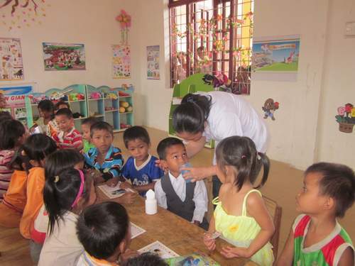 Một trẻ mầm non tử vong bất thường sau khi uống thuốc tẩy giun