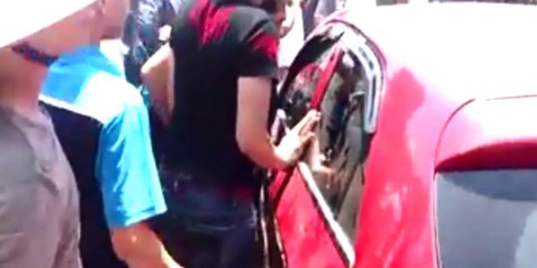 Clip: Người dân vây bắt đôi nam nữ đi ô tô ăn trộm thẻ điện thoại