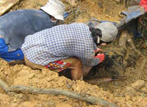 Quảng Nam: Tìm thấy thi thể 2 phu vàng bị vùi lấp